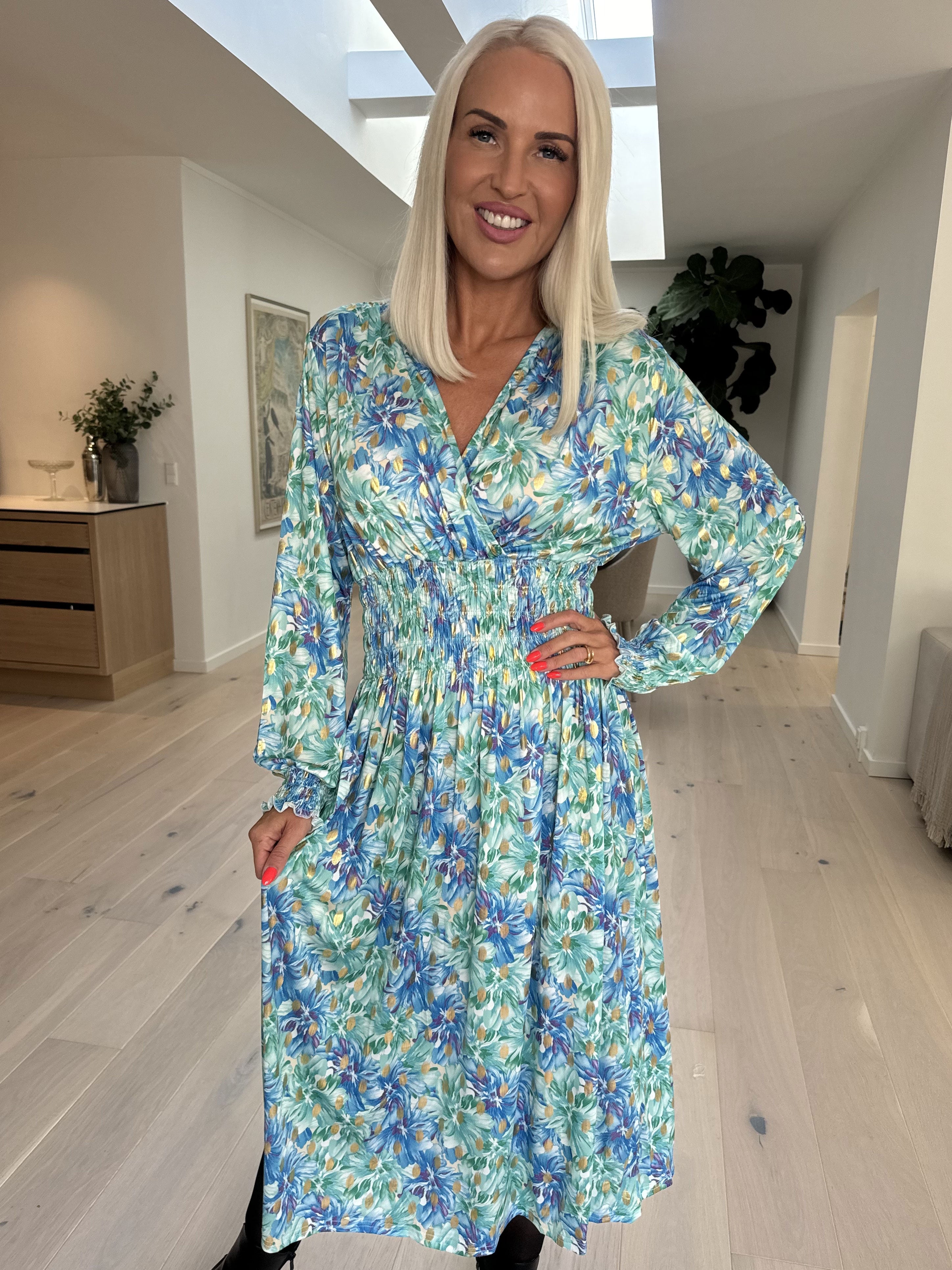 Pams Floral Midi L/S - Elastisk kjole i krølfrit stof